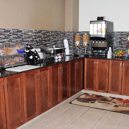 Foxwood Inn And Suites Fox Creek Exteriör bild
