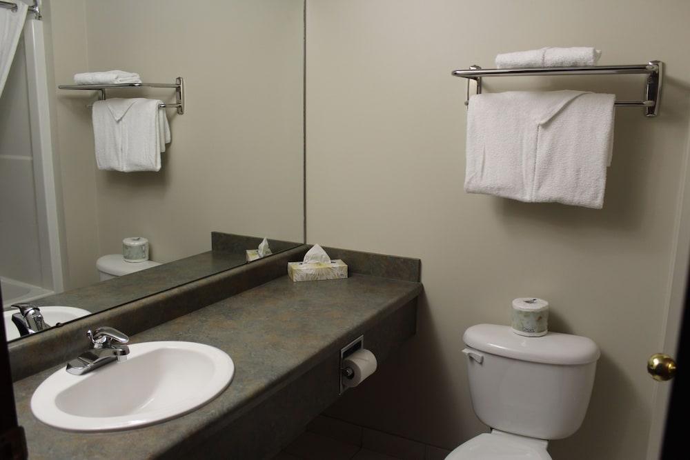 Foxwood Inn And Suites Fox Creek Exteriör bild