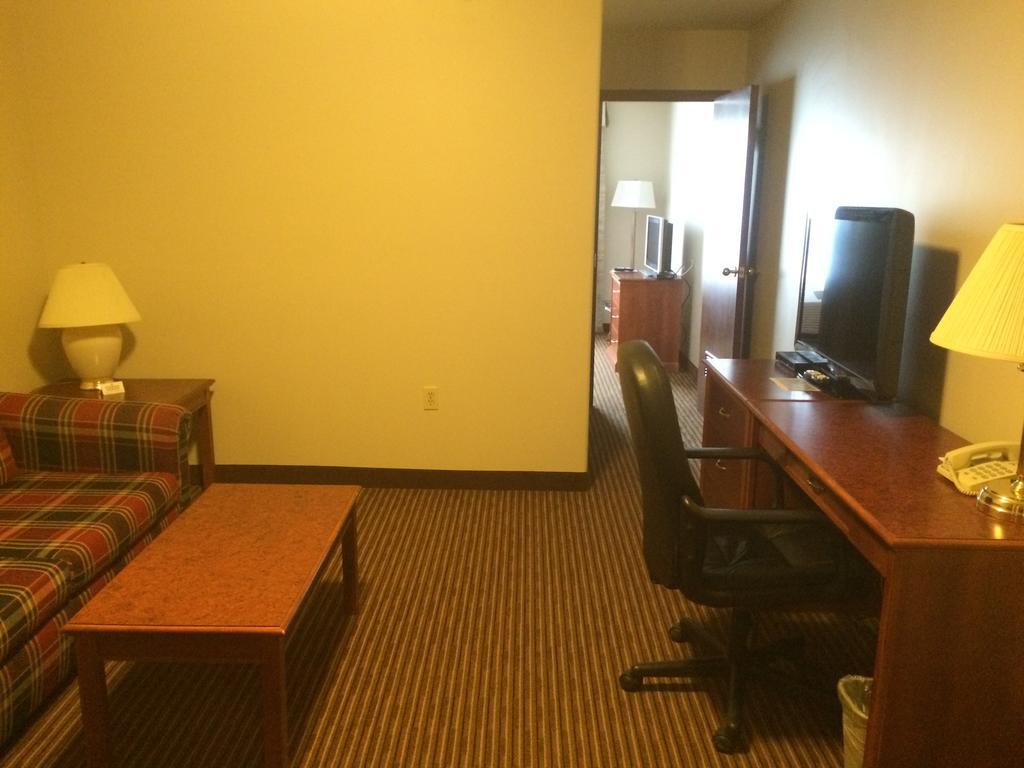 Foxwood Inn And Suites Fox Creek Exteriör bild