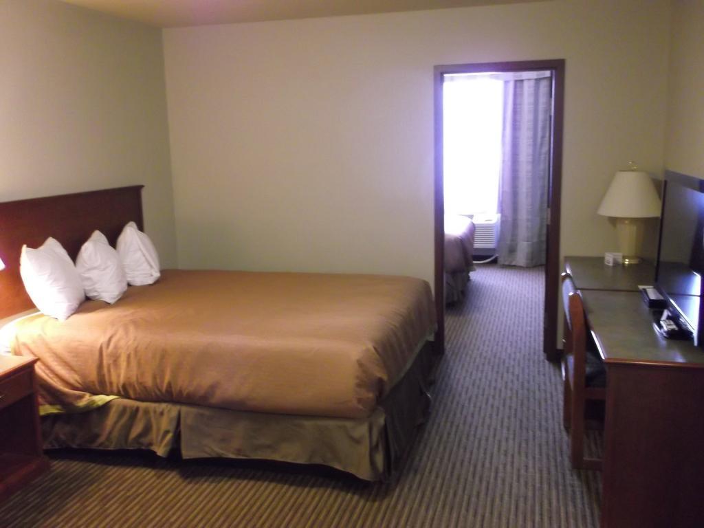 Foxwood Inn And Suites Fox Creek Rum bild