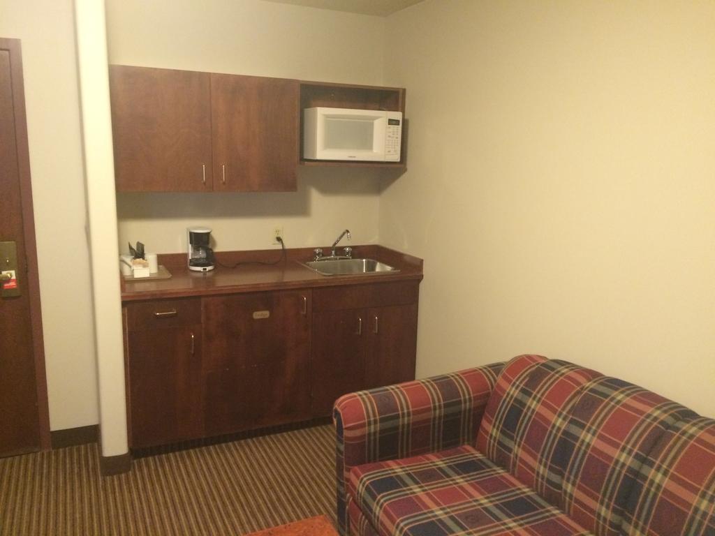 Foxwood Inn And Suites Fox Creek Exteriör bild